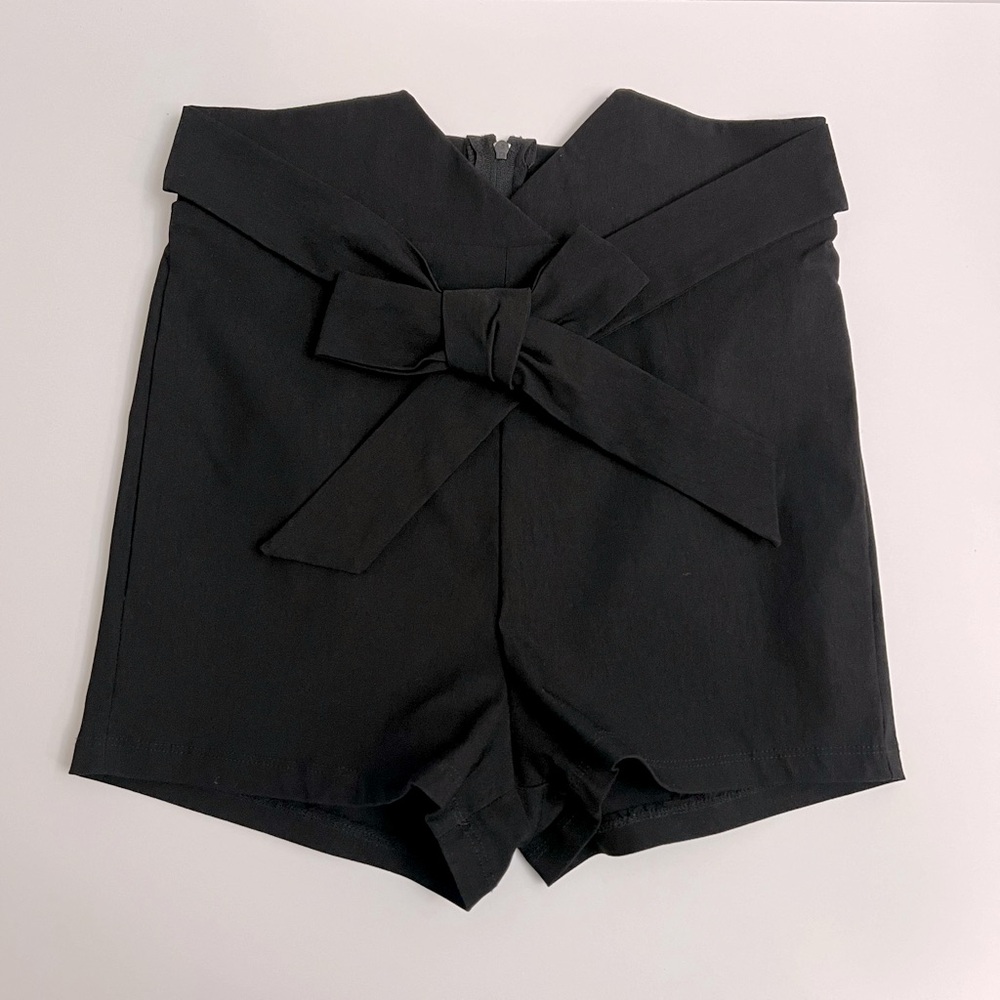 AKIRA High Waisted Bow Front Shorts-Black